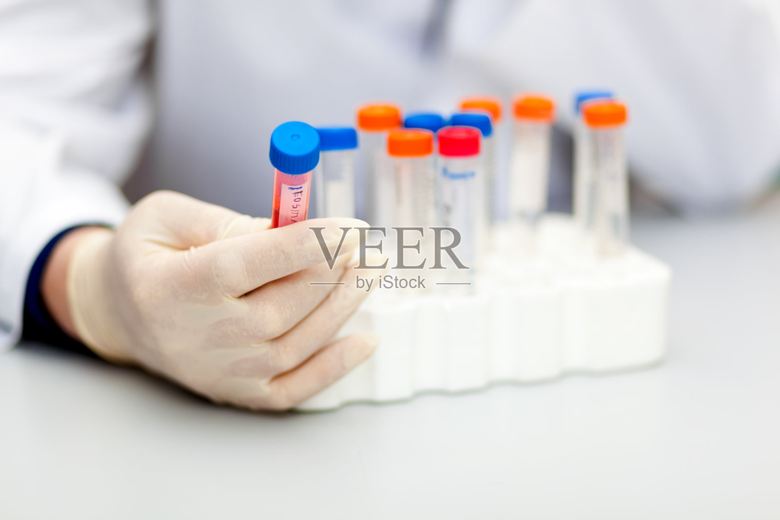 科学家正在观察试管照片摄影图片