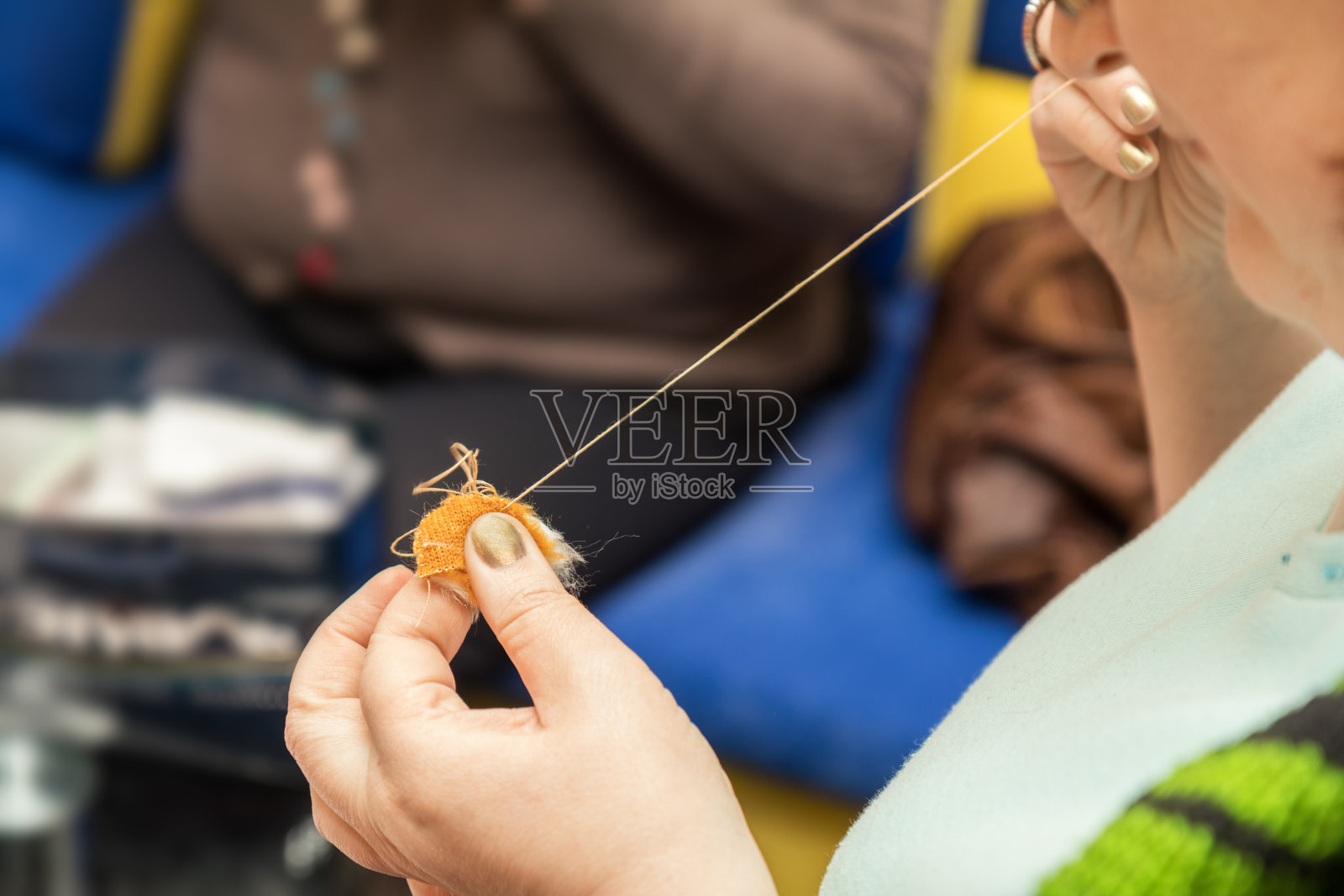 女人用手缝合成毛皮照片摄影图片