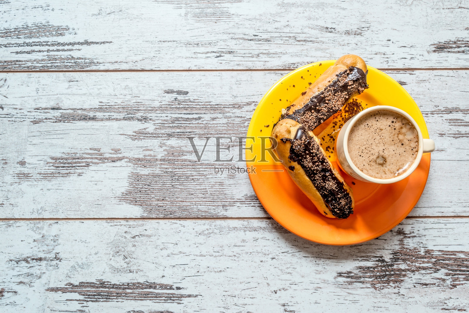 咖啡,蛋糕,巧克力脆饼和古董木背景的特写。前视图。照片摄影图片