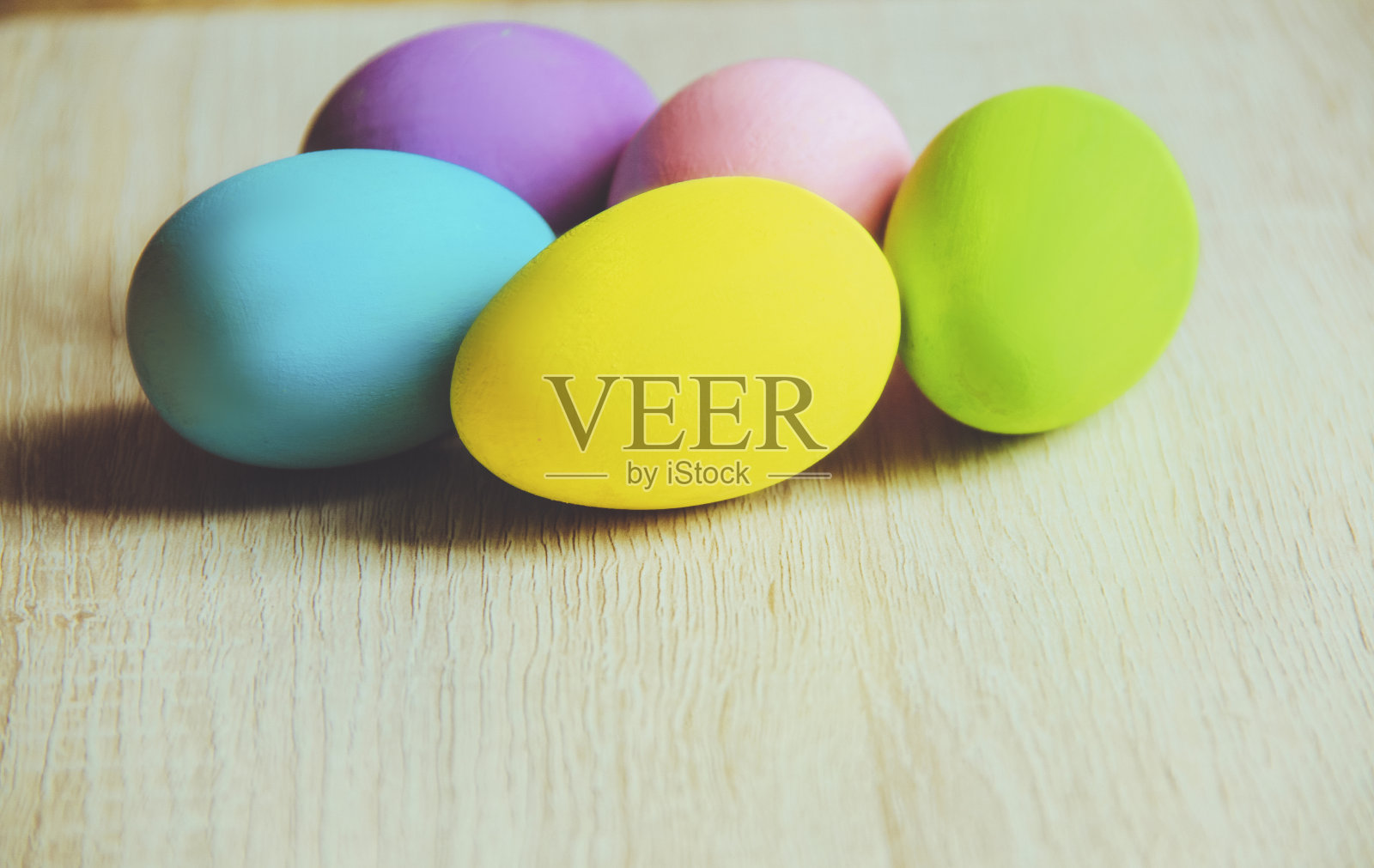 质朴的木桌上放着复活节彩蛋照片摄影图片