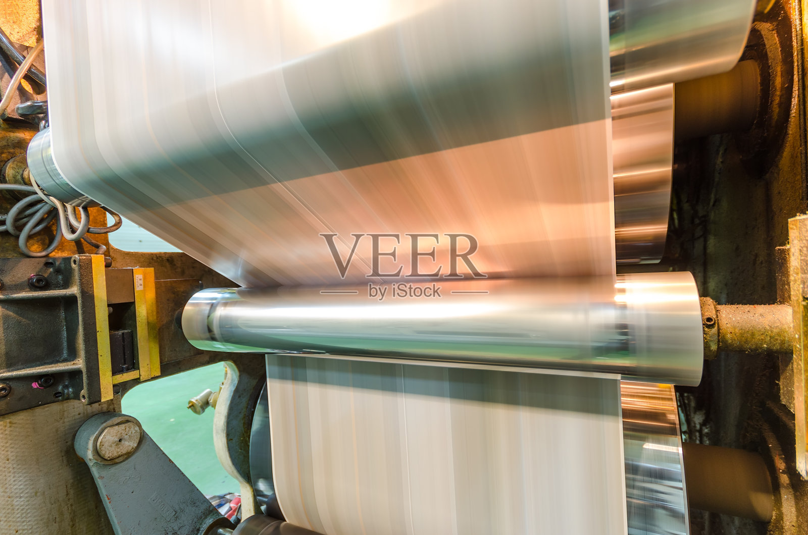 印刷机,命中设定速度的轮转胶印机照片摄影图片