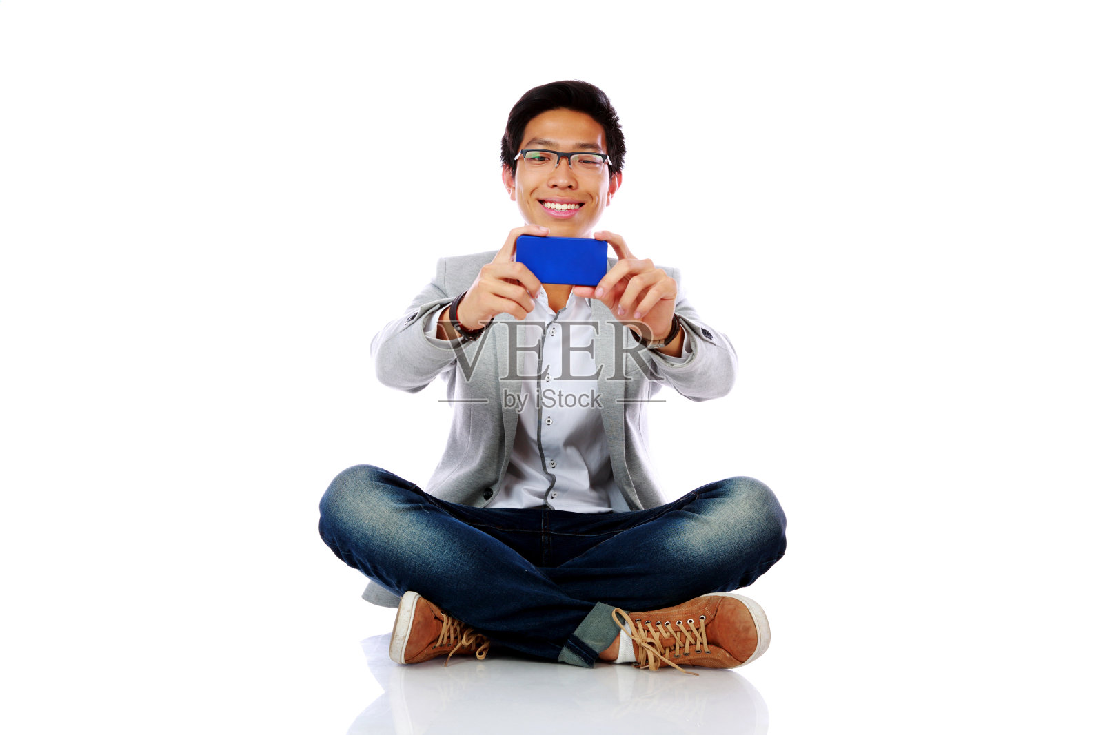 快乐的亚洲人坐在地板上照片摄影图片