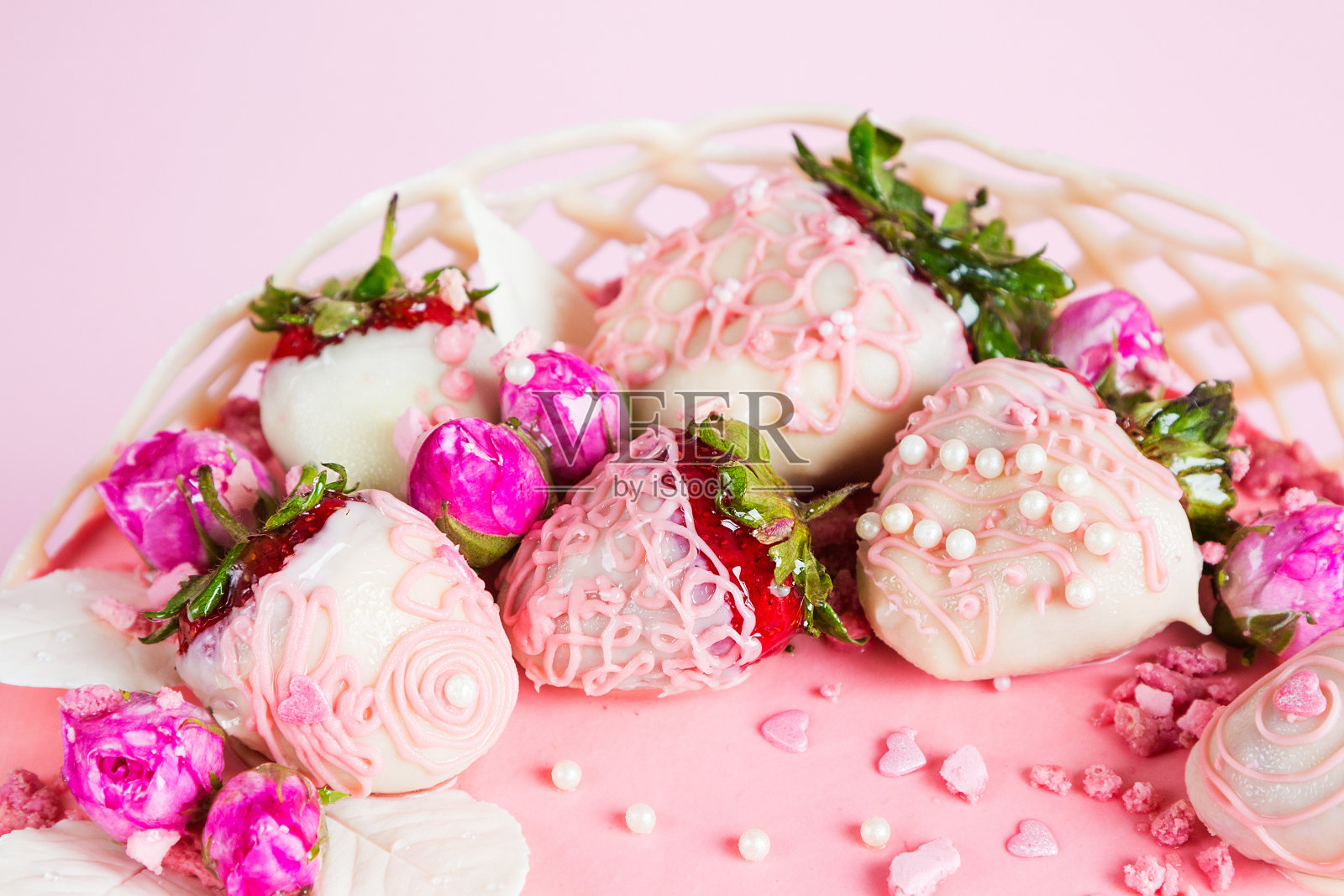 草莓白巧克力装饰蛋糕照片摄影图片