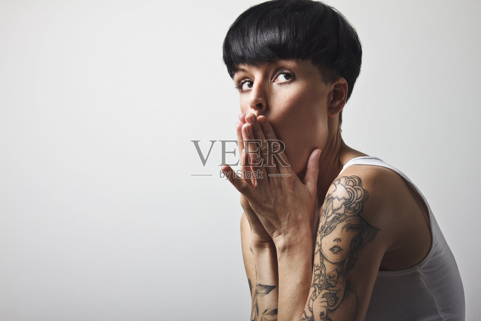 留着黑色短发,有纹身的女人照片摄影图片