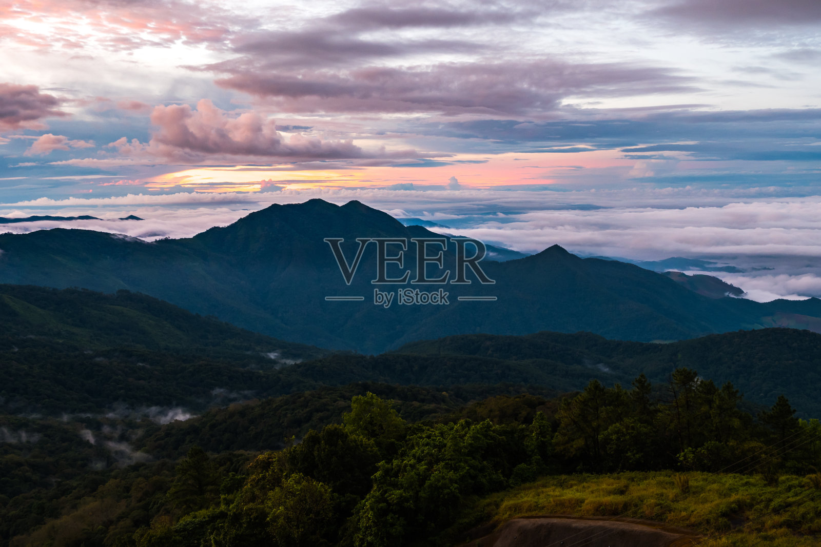 泰国清迈,Doi Intanon国家公园的日出照片摄影图片