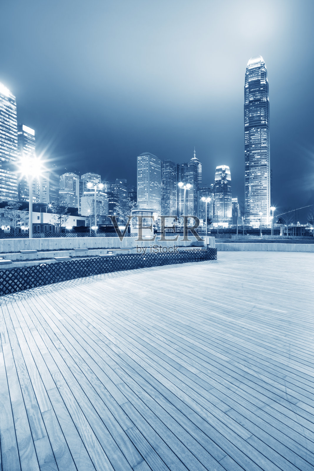 广场以夜间现代建筑为背景照片摄影图片