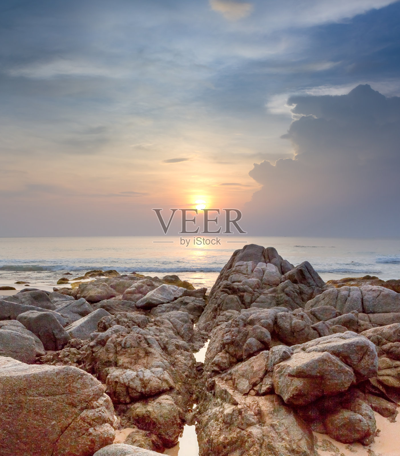 夏日日落海景。全景照片摄影图片