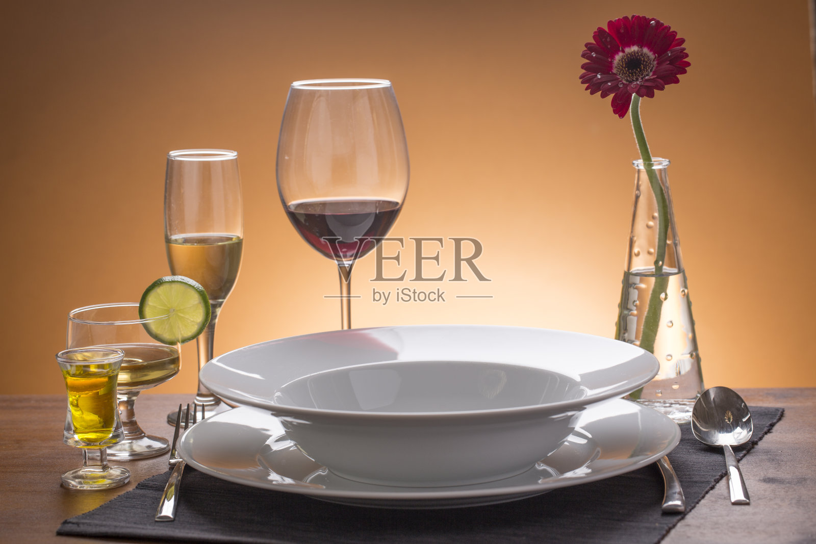 浪漫的餐桌上摆满鲜花照片摄影图片