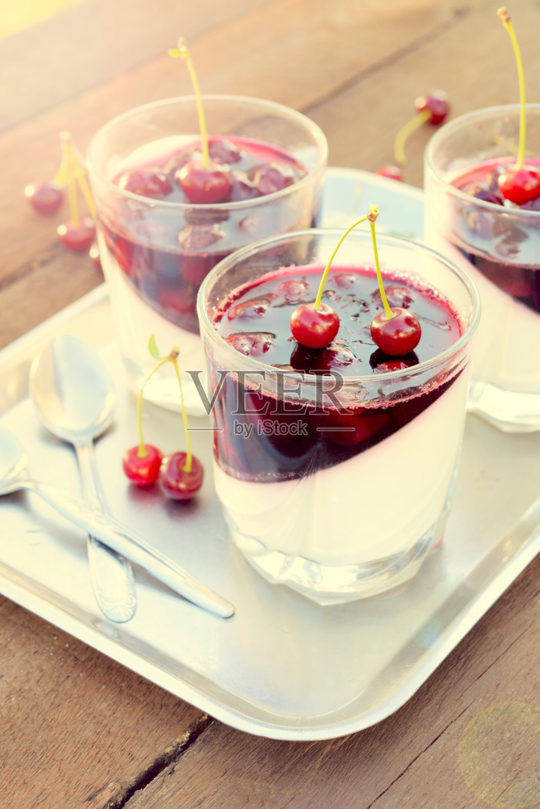 玻璃上的奶油布丁照片摄影图片