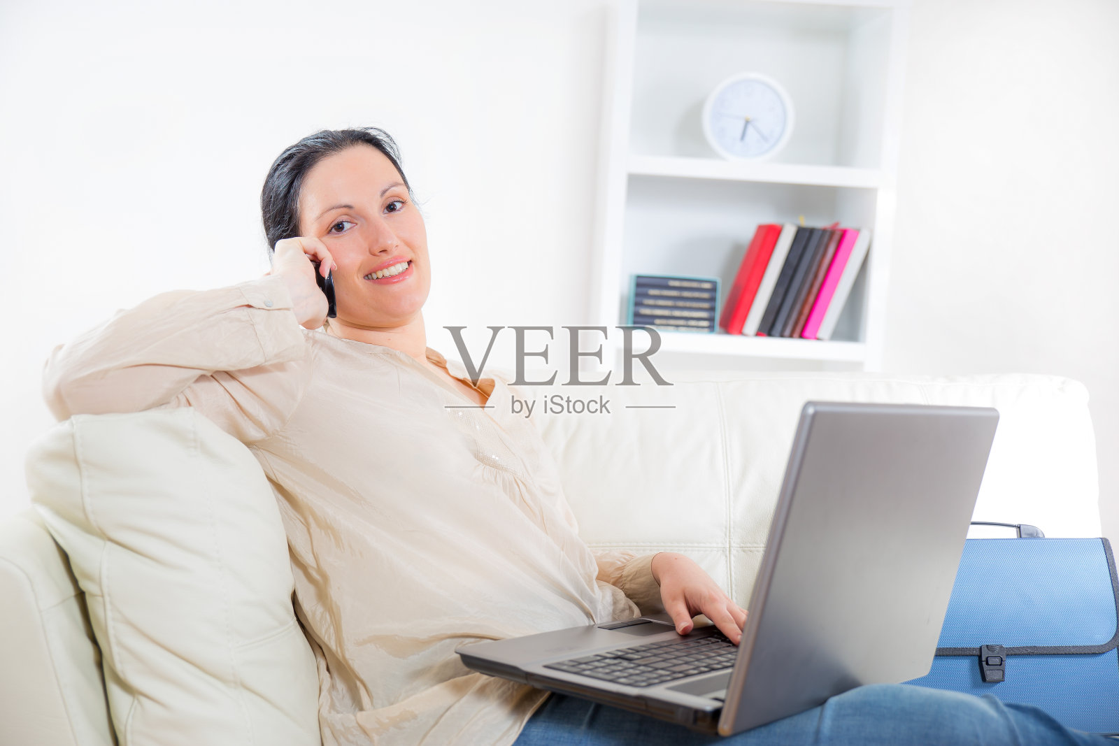 一个在家用笔记本电脑工作的女人照片摄影图片