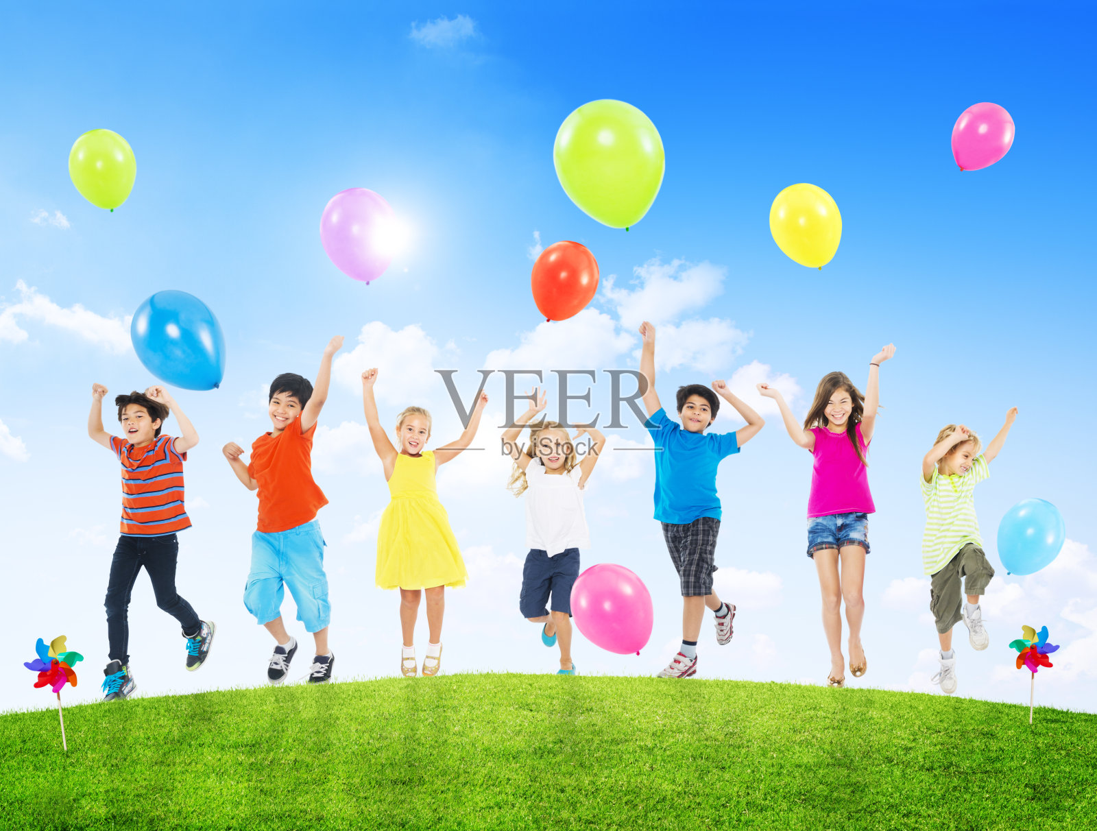 快乐的多民族儿童在户外举起手臂照片摄影图片