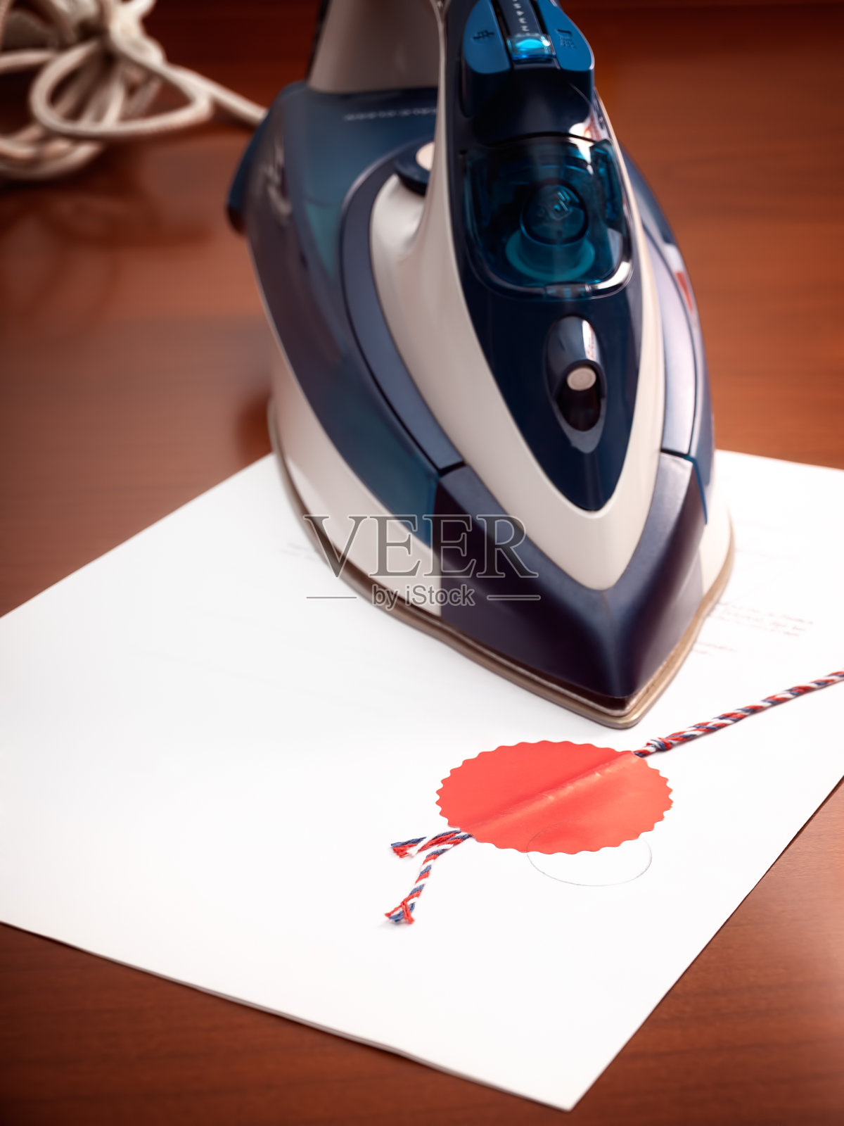 合同熨衣服照片摄影图片