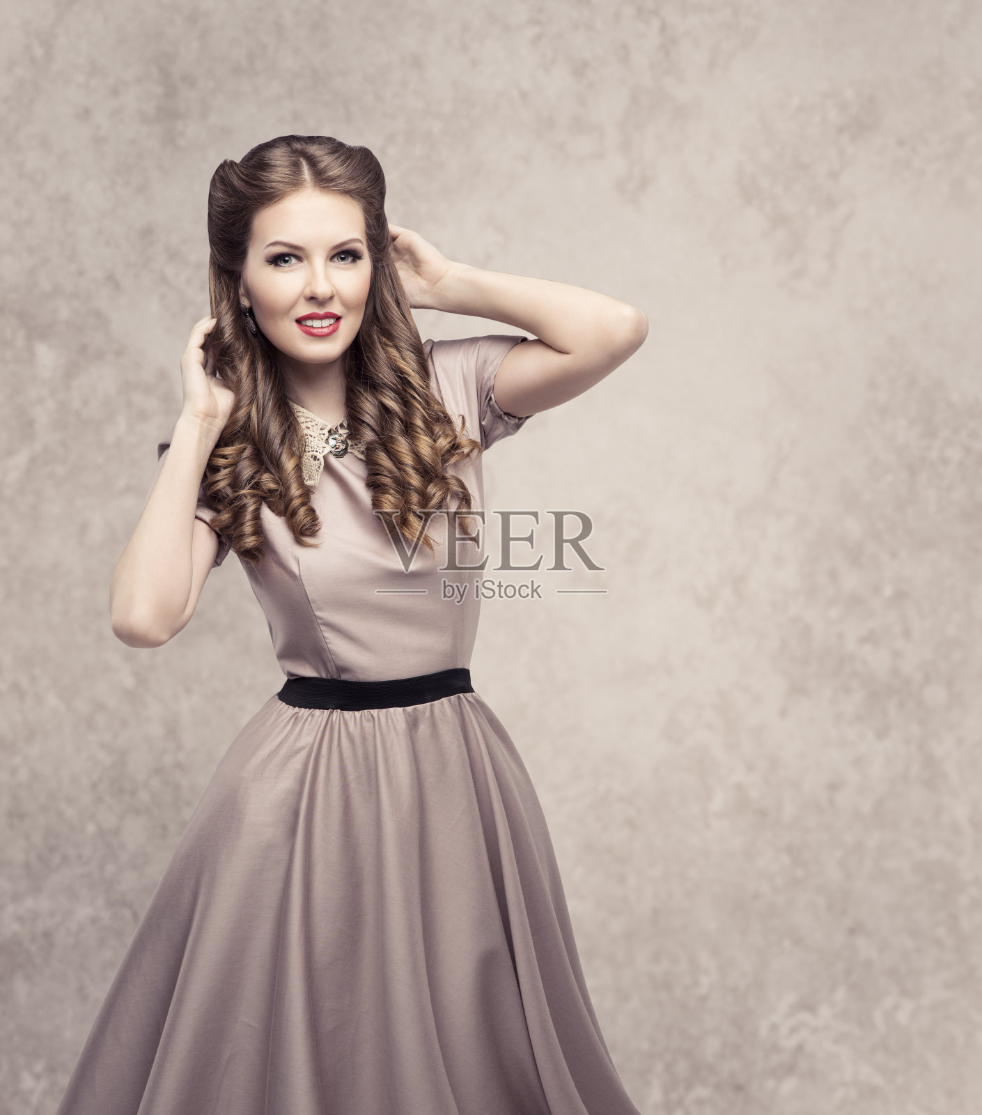 女性复古美发型,时尚模特在优雅的复古连衣裙照片摄影图片