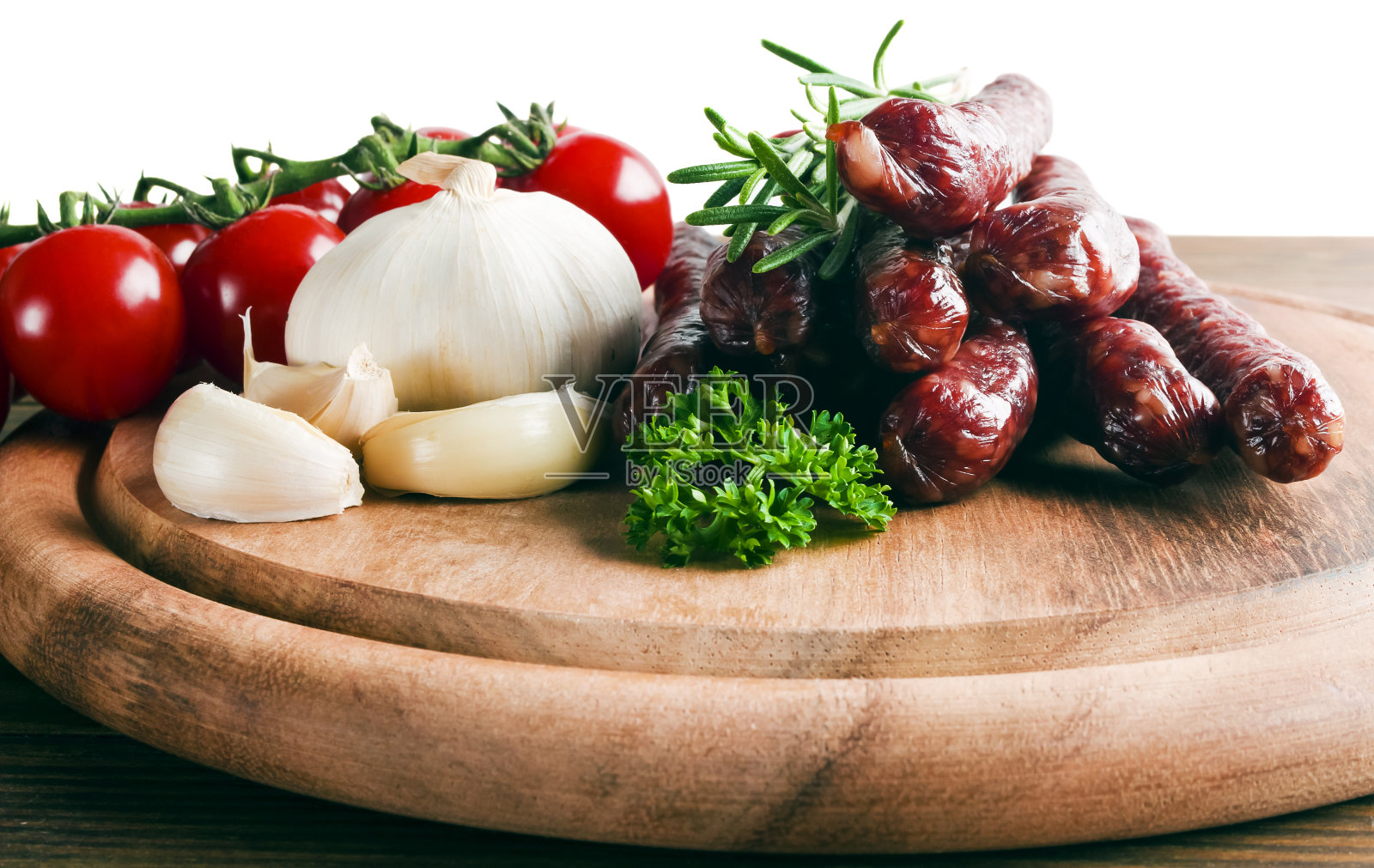 熏香肠配迷迭香和胡椒粒照片摄影图片