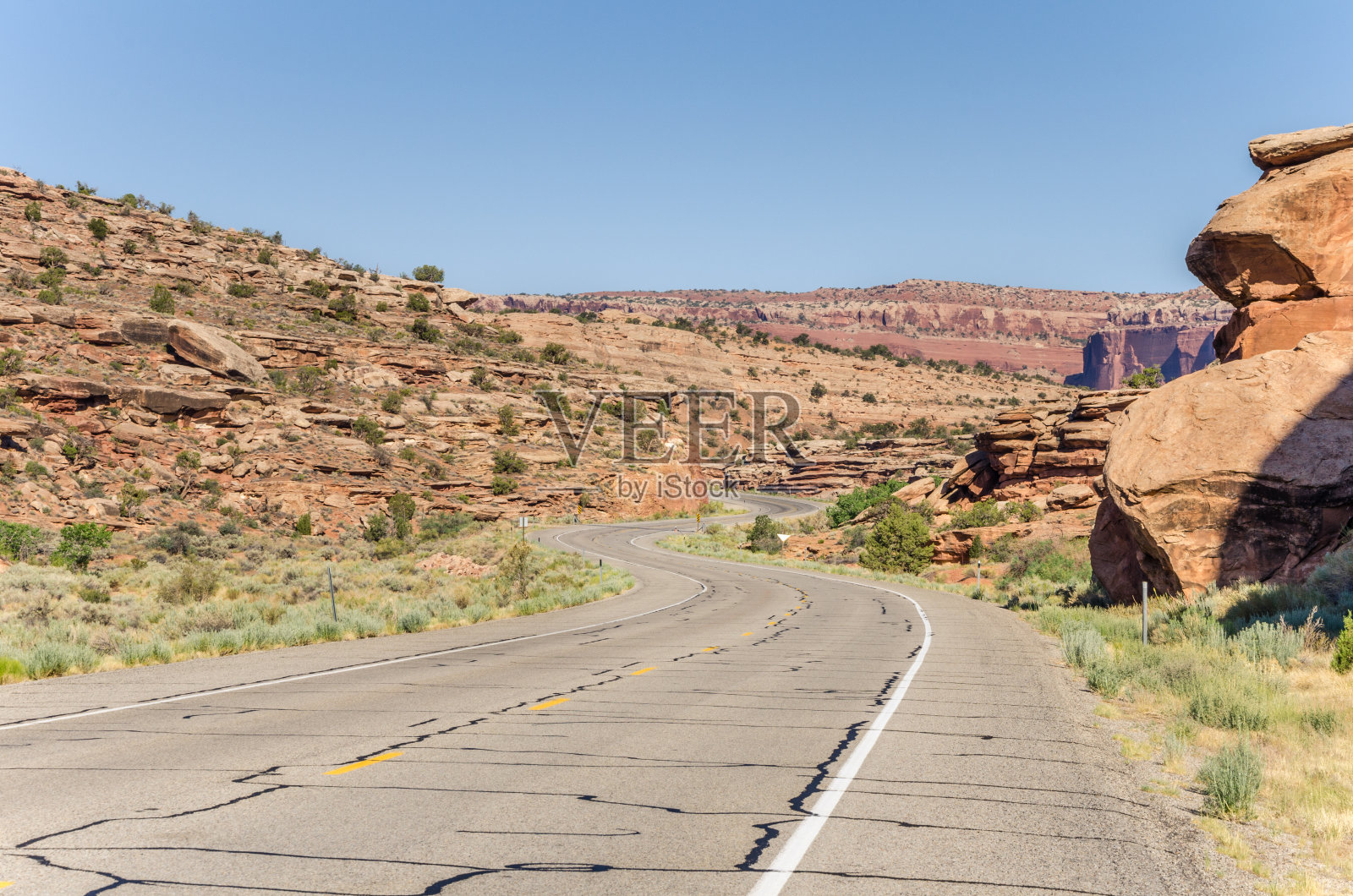 清晨空旷的峡谷路照片摄影图片