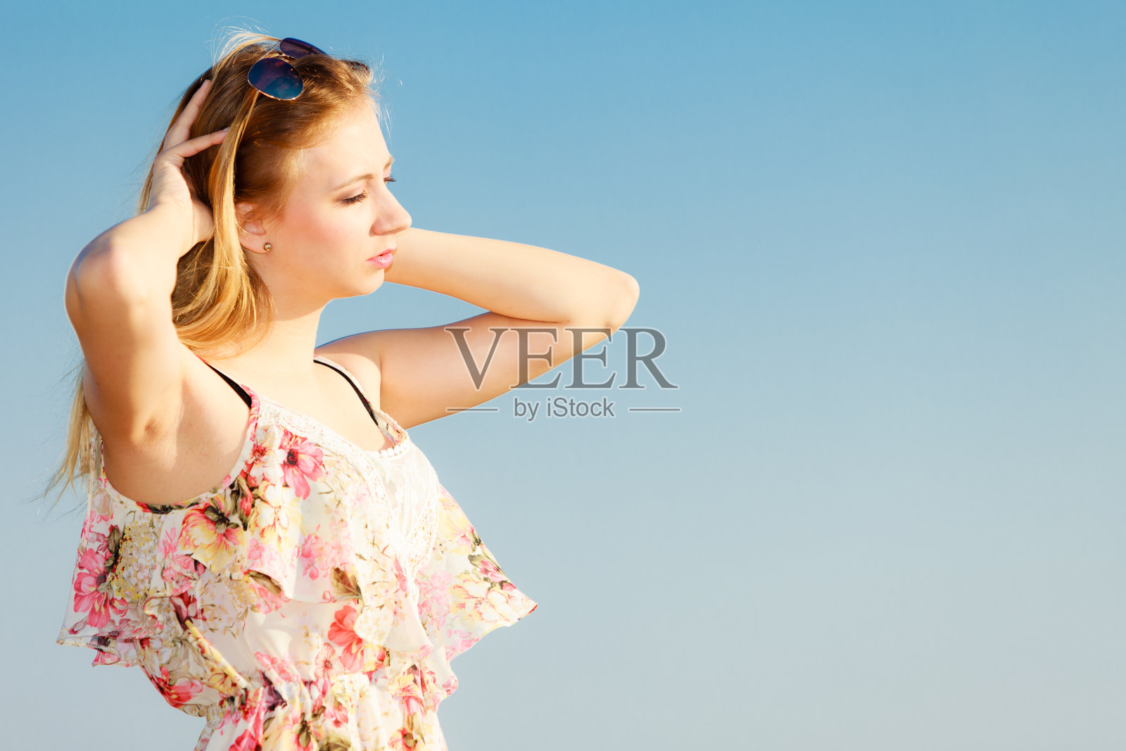 暑假。女孩独自站在海滩上。照片摄影图片