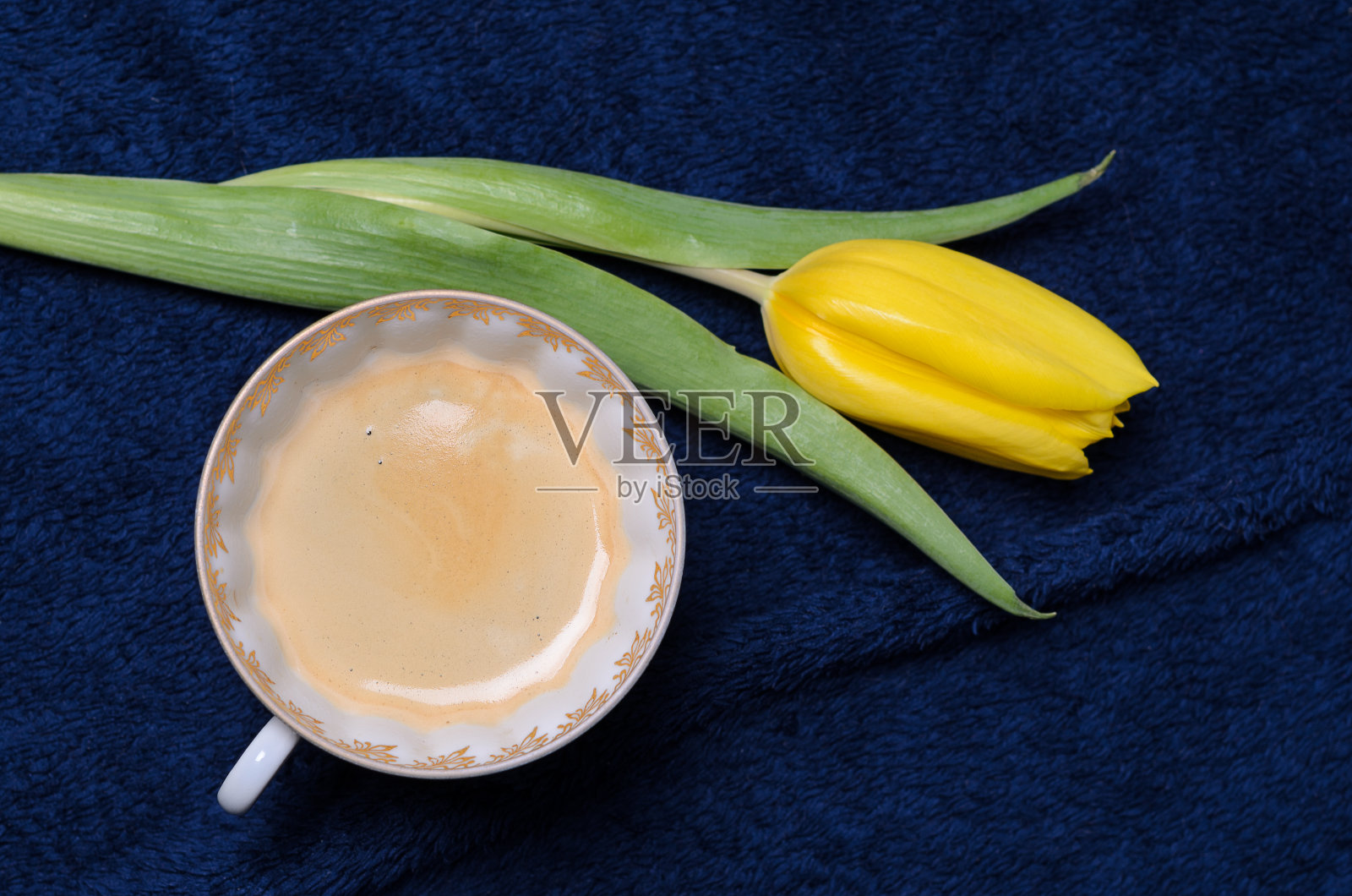 新鲜的黄色郁金香和一杯咖啡照片摄影图片