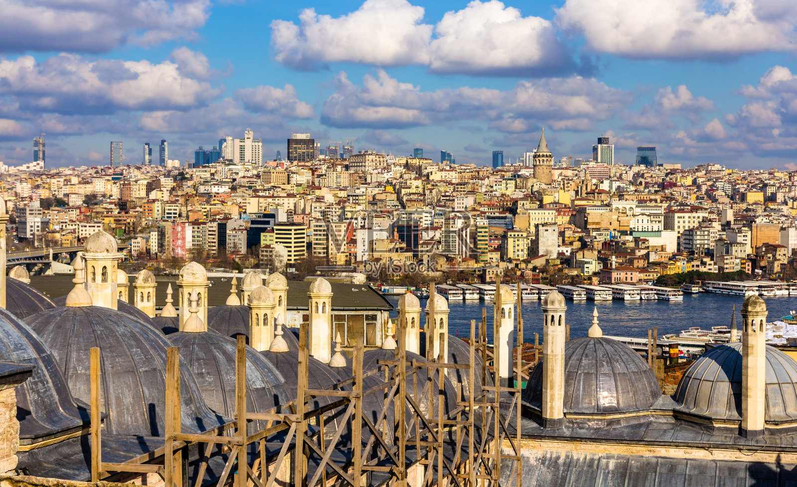 从Sueymaniye清真寺可以看到伊斯坦布尔市中心照片摄影图片