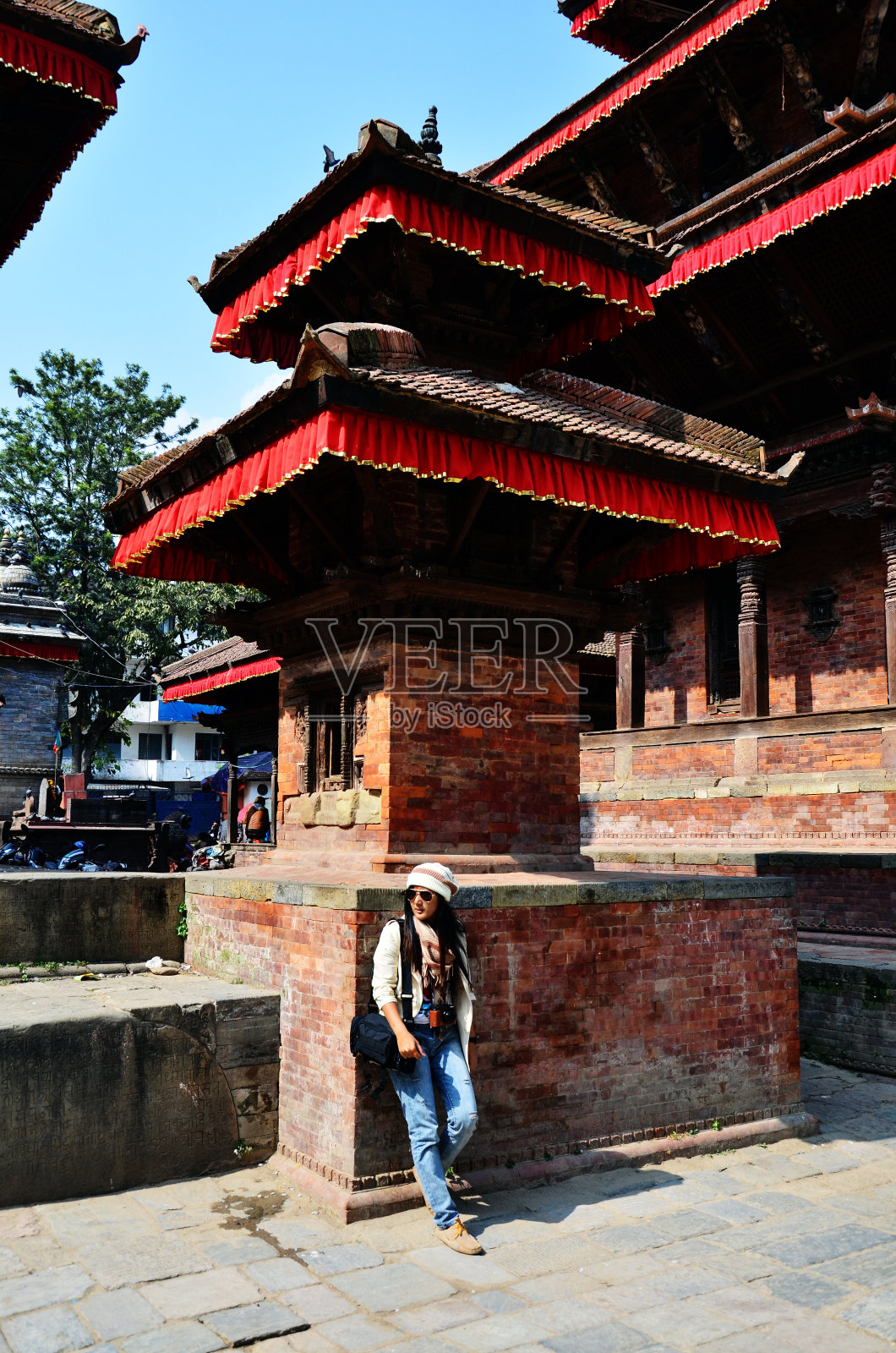 旅行者泰国妇女在巴山塔普尔杜巴广场在尼泊尔加德满都照片摄影图片