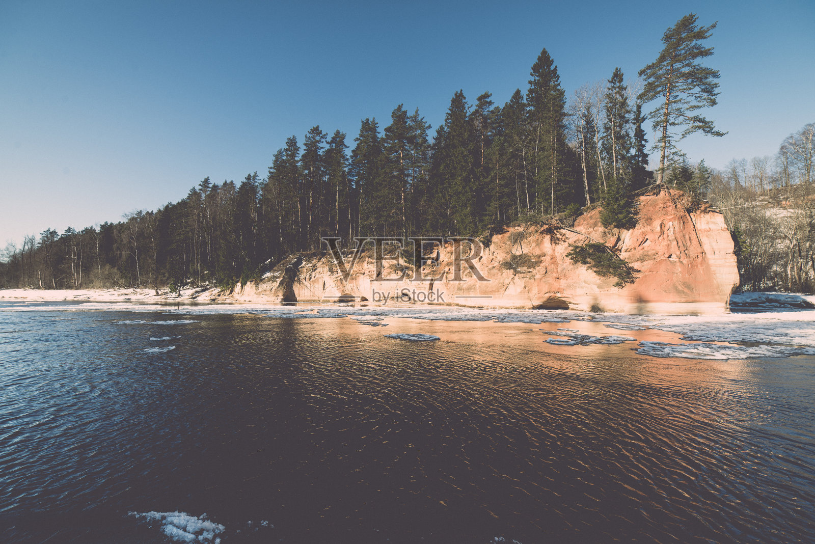 冬天冰冻的河流-复古的年份照片摄影图片