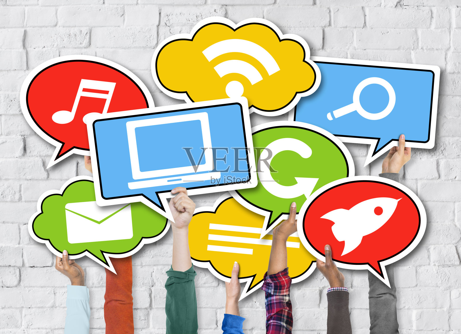 一组手握着带有符号的演讲泡泡照片摄影图片