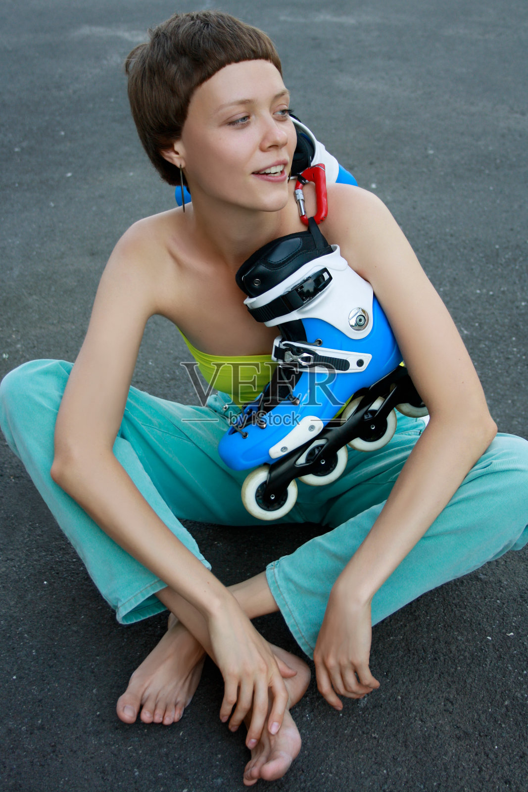 辊的女孩照片摄影图片