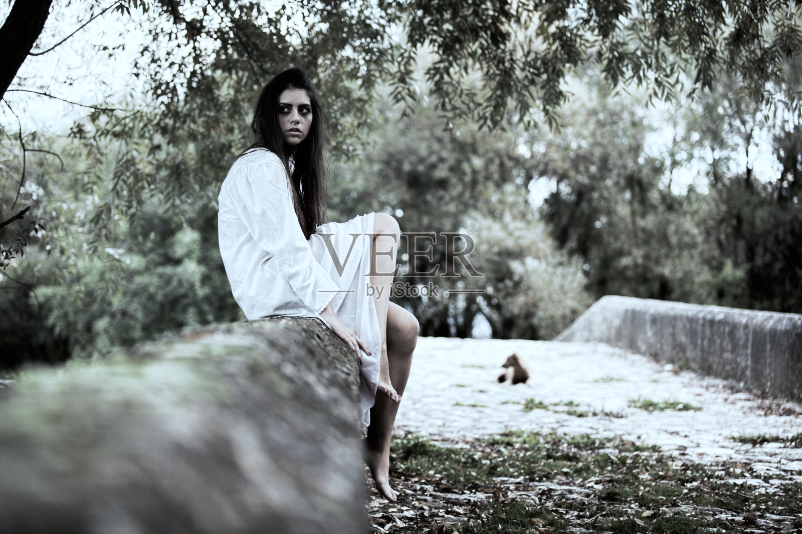 悲伤、焦虑的棕发女人照片摄影图片