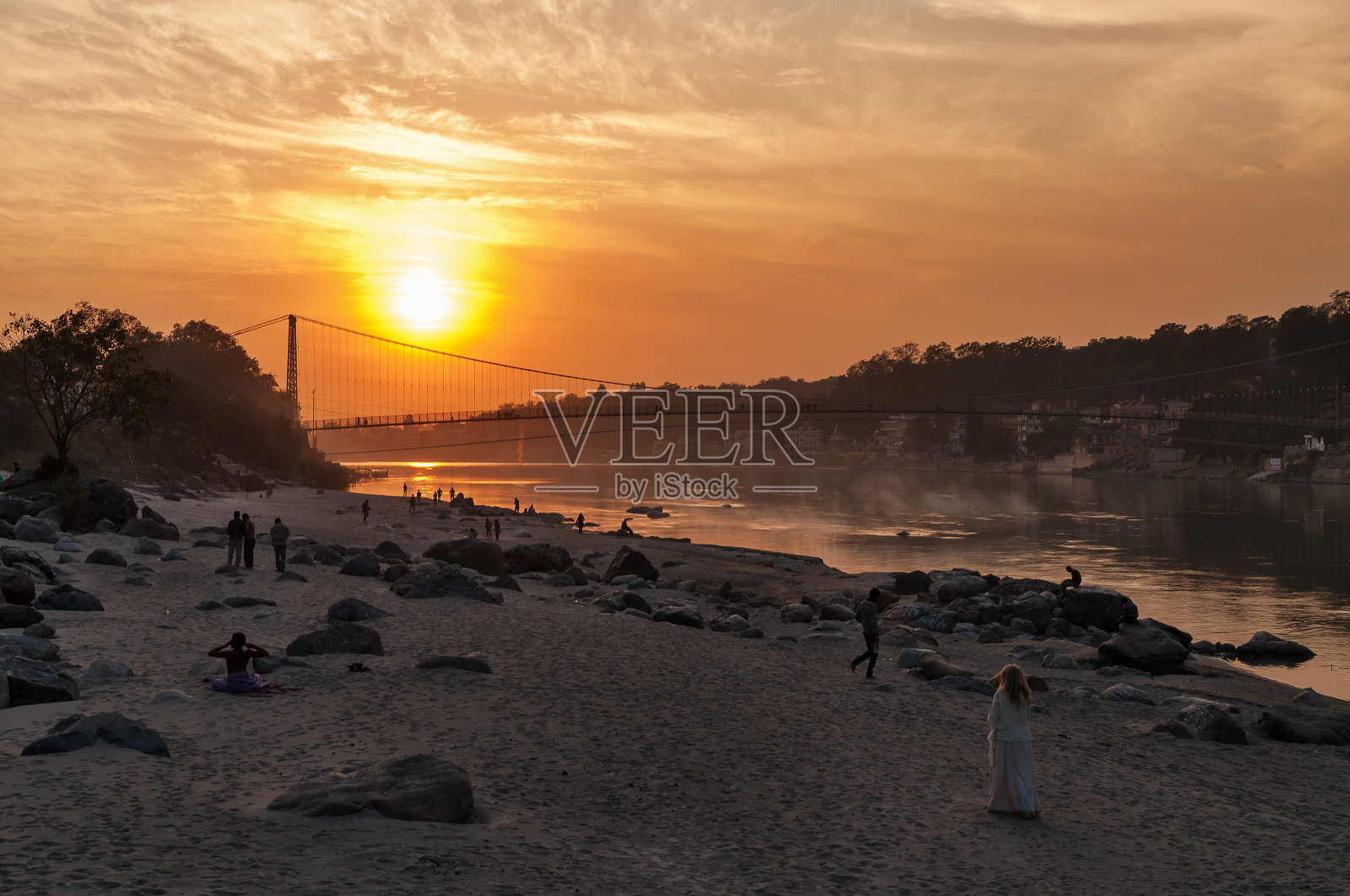 日落时分的恒河和拉姆·朱拉桥照片摄影图片