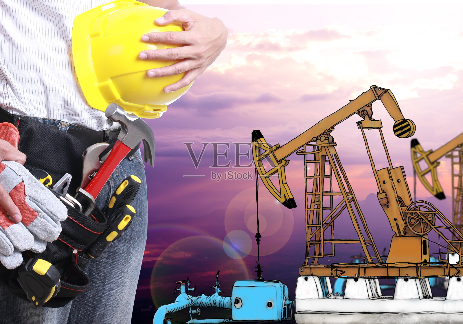 站在泵站工作的工人照片摄影图片