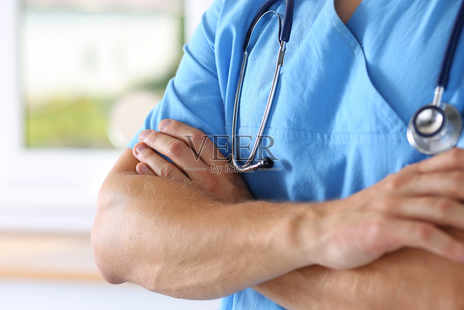 身穿蓝色制服的医生照片摄影图片