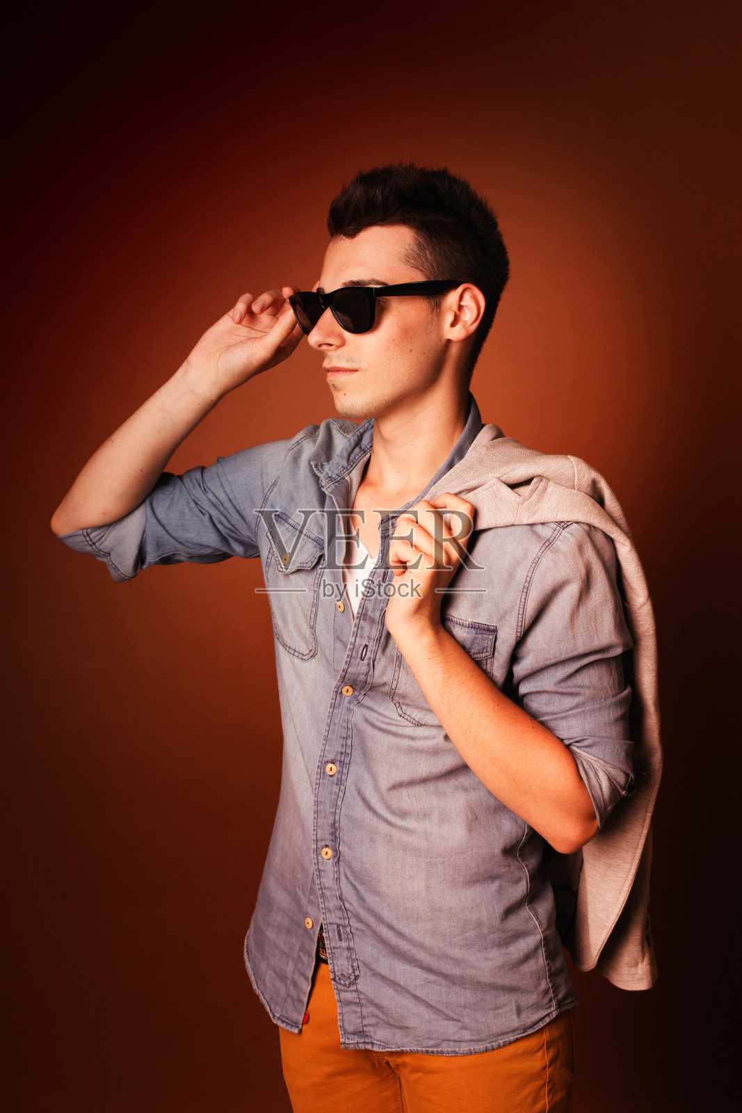 棕色背景下开朗的时尚男士照片摄影图片