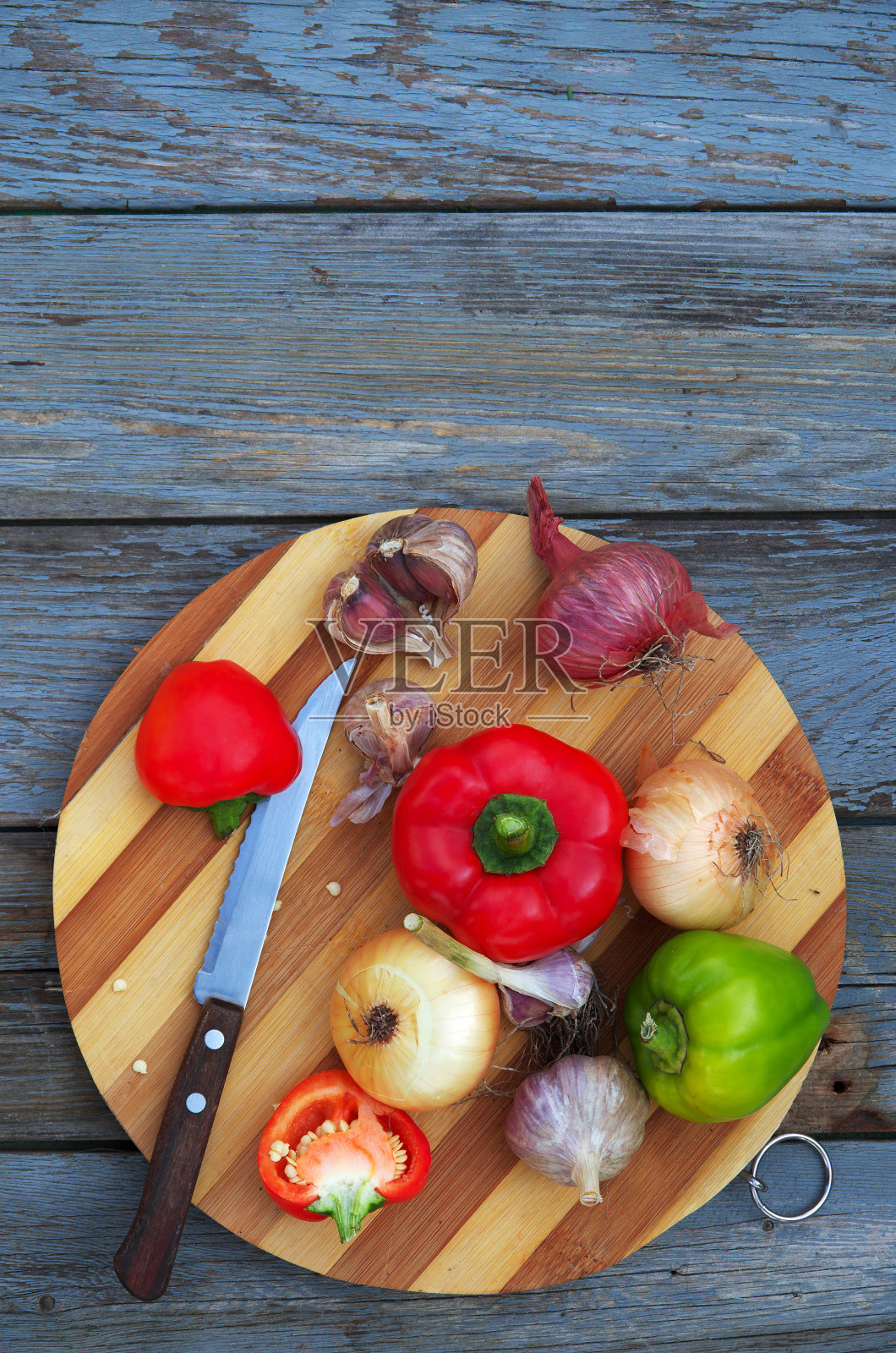 旧木桌上放着新鲜的蔬菜。照片摄影图片