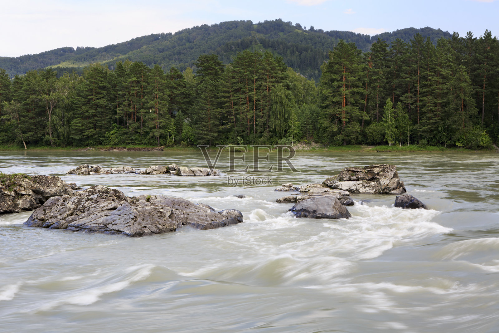 门槛为陡峭的卡顿山河。照片摄影图片
