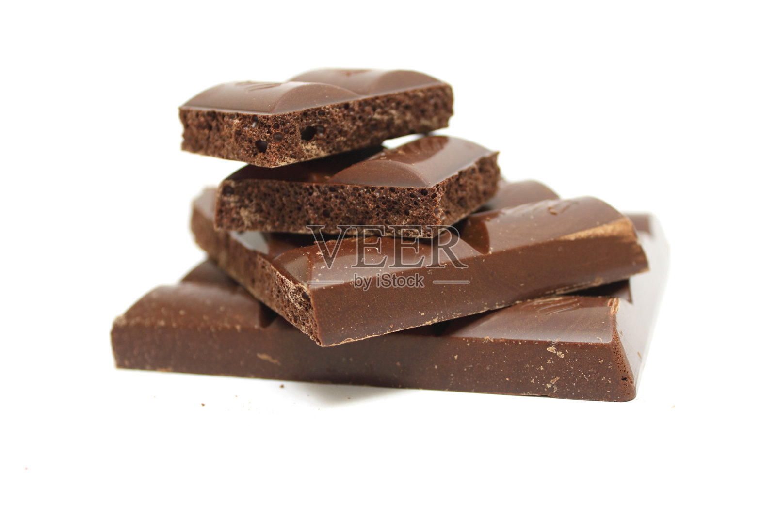 白色背景上的碎巧克力棒照片摄影图片