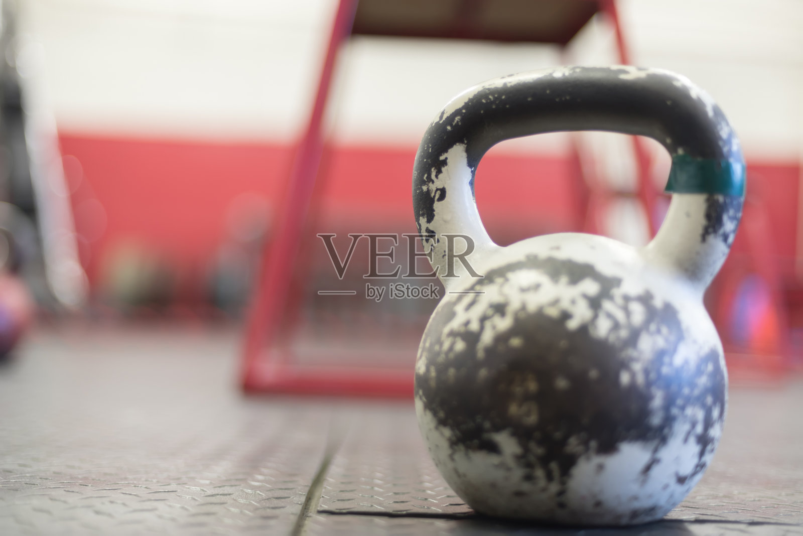 健身房地板上的壶铃照片摄影图片