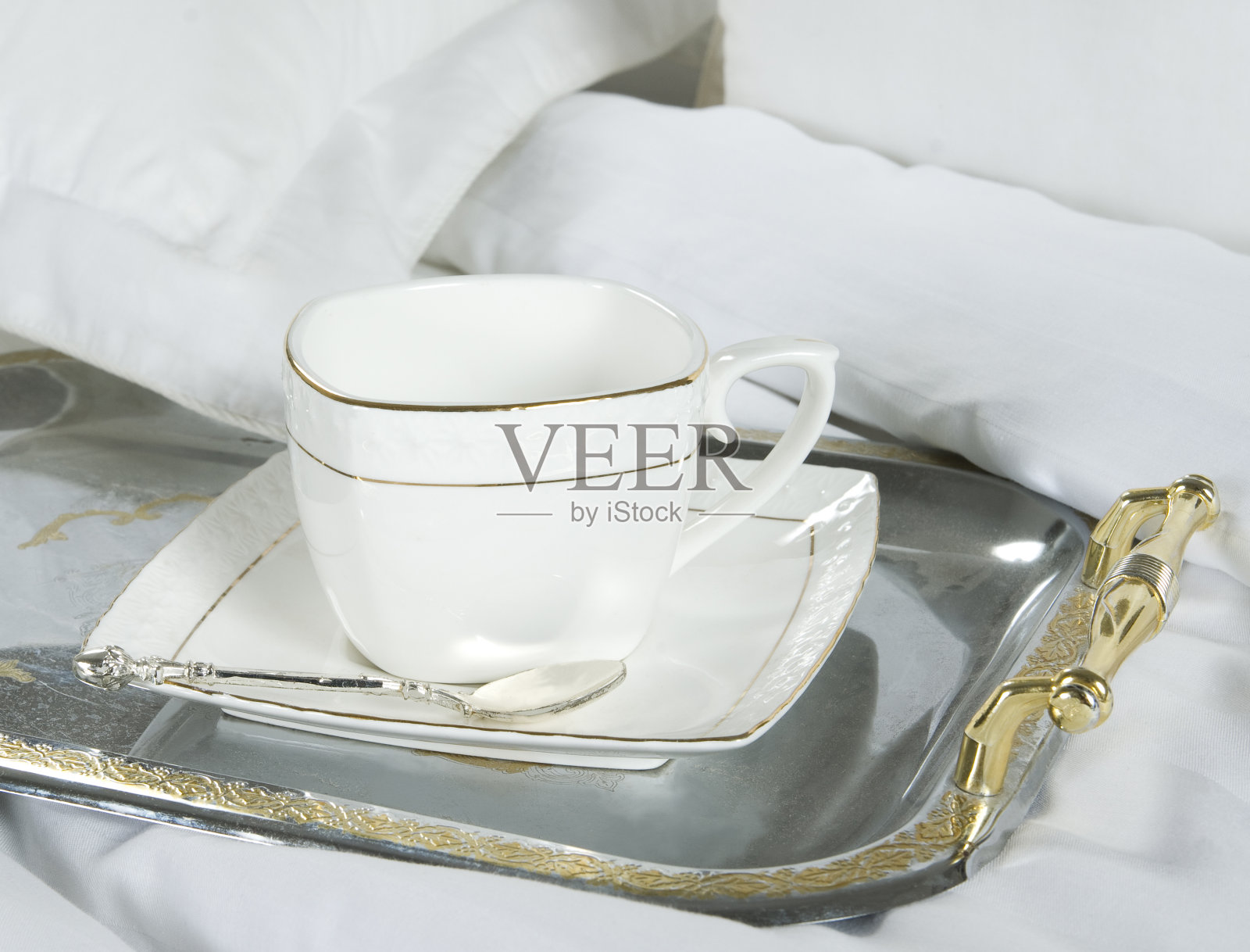 白色的杯子放在银托盘上照片摄影图片