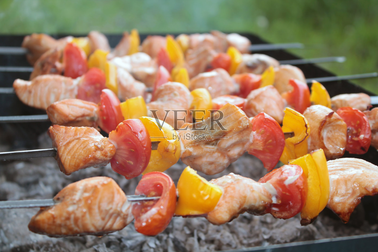 三文鱼、黄椒和番茄串照片摄影图片