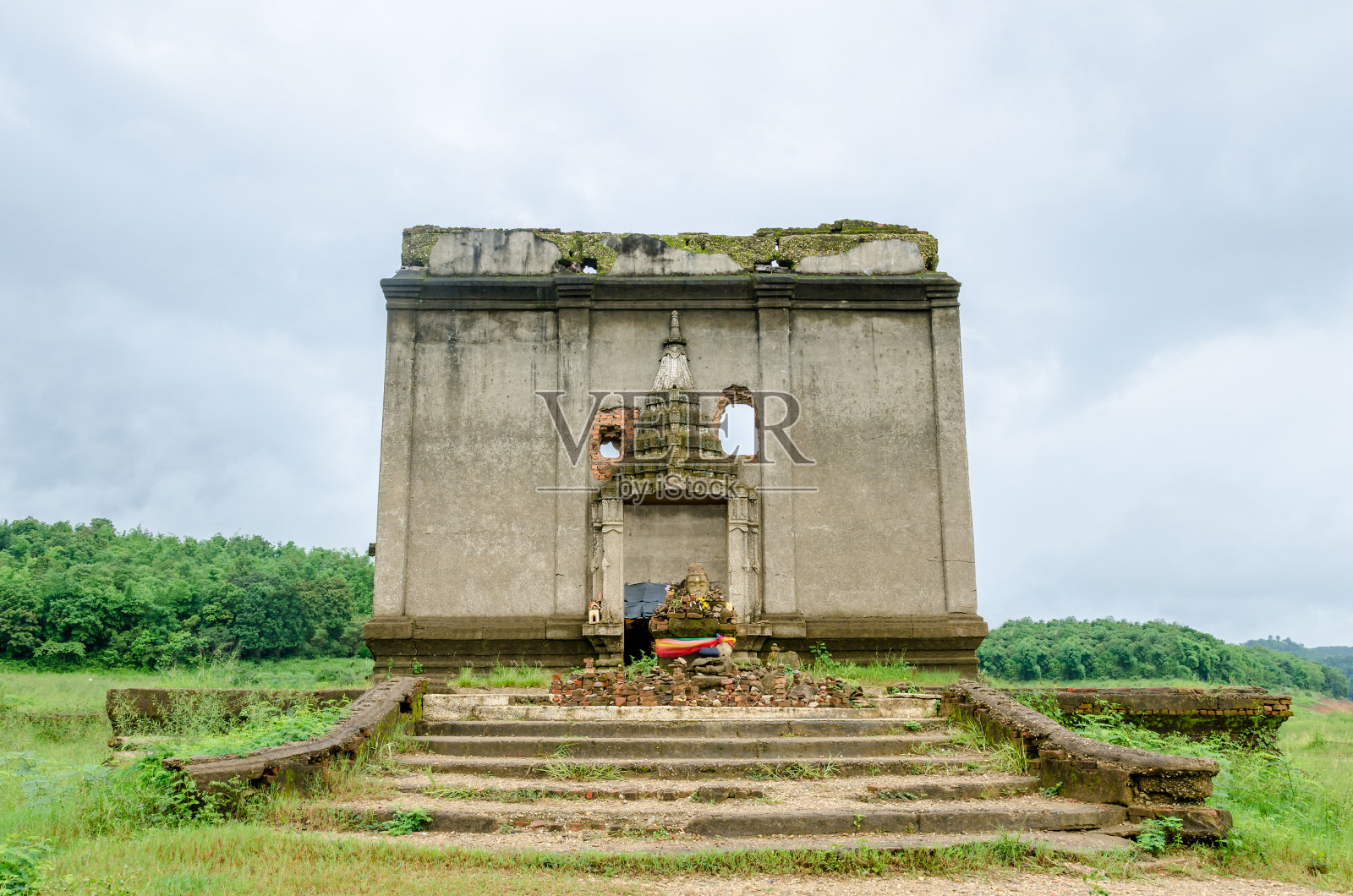 泰国北碧府Sangkhla Buri古寺庙Muang Badan(水下)照片摄影图片