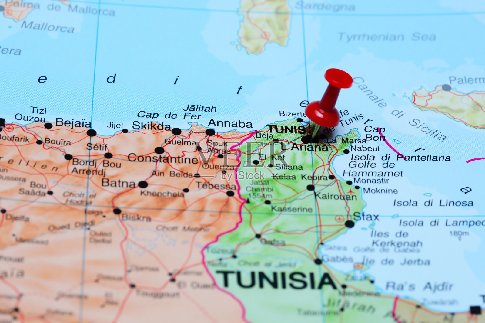 突尼斯被钉在非洲地图上照片摄影图片