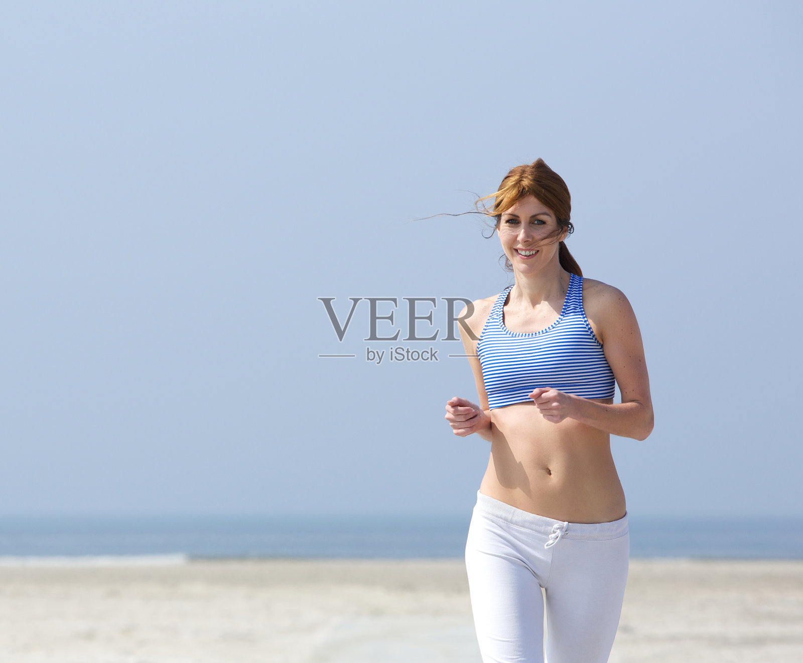 喜欢户外运动的中年妇女照片摄影图片