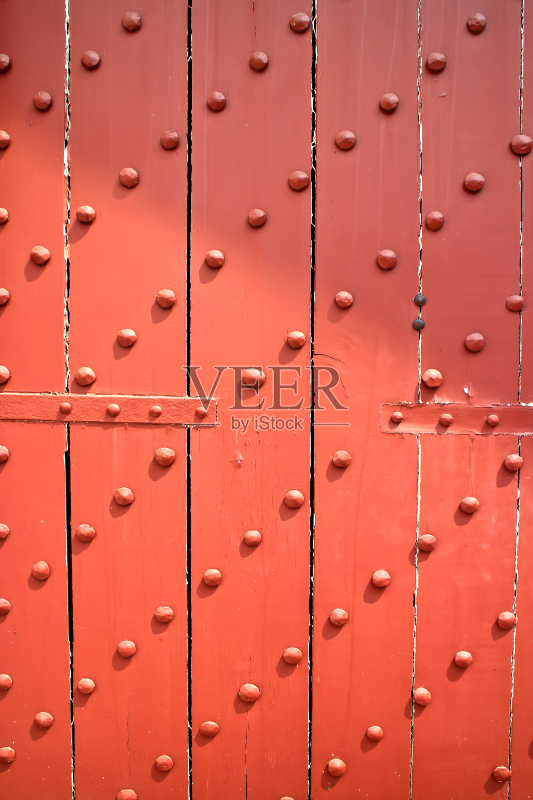 旧木门,用金属螺栓加固。照片摄影图片