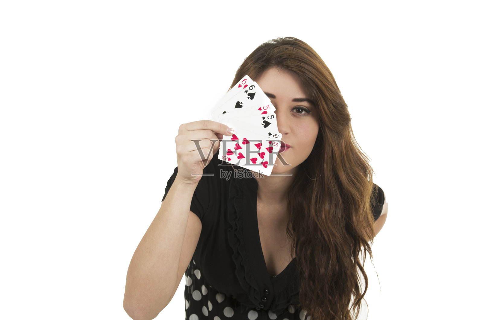 漂亮的黑发女孩手里拿着一副牌照片摄影图片