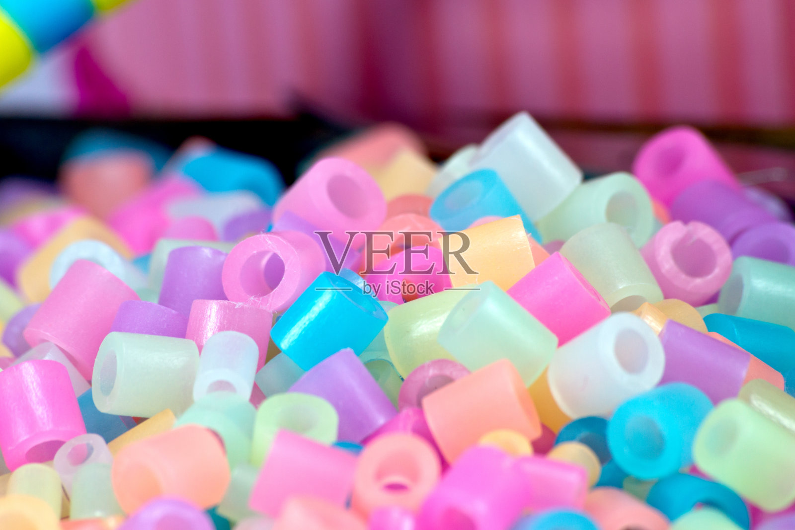 特写像素珠子,塑料颗粒或塑料珠子照片摄影图片