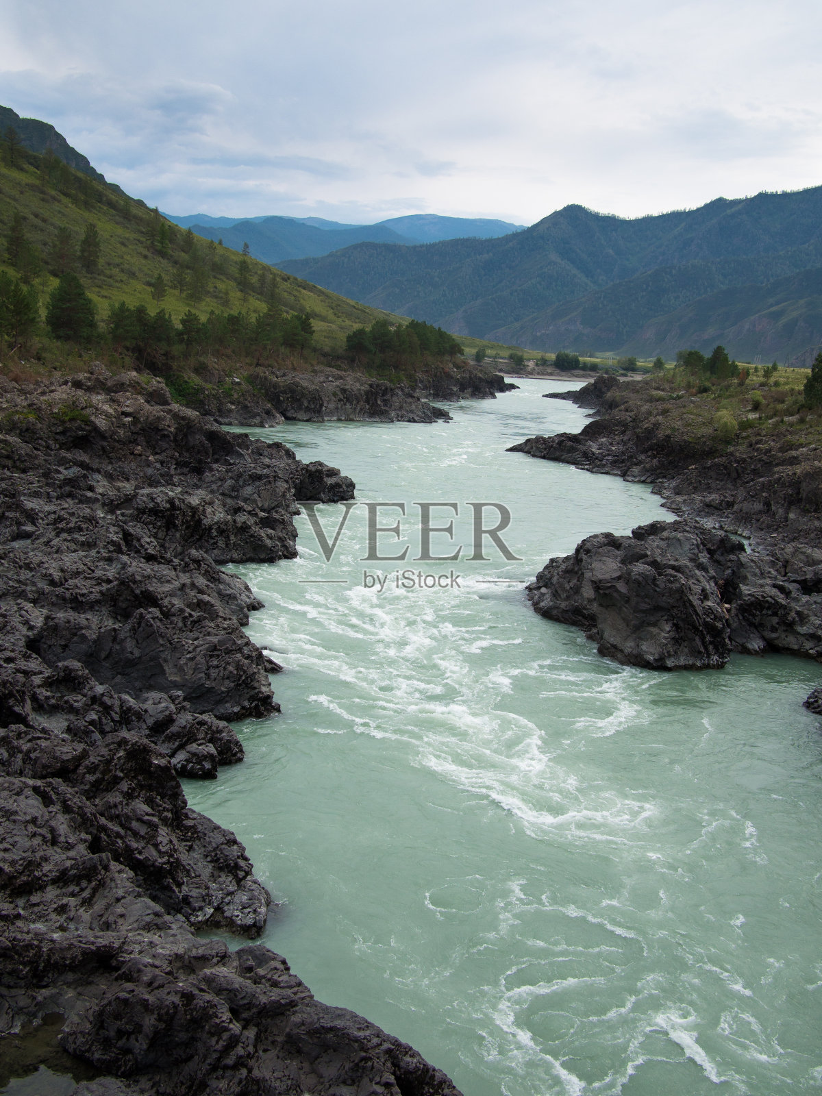 湍急的河水流过森林里狭窄的峡谷照片摄影图片