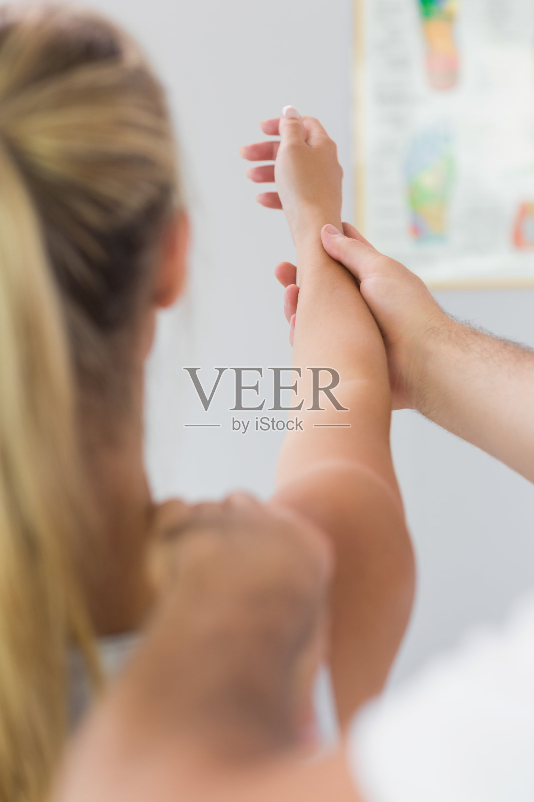 理疗师控制病人手臂照片摄影图片