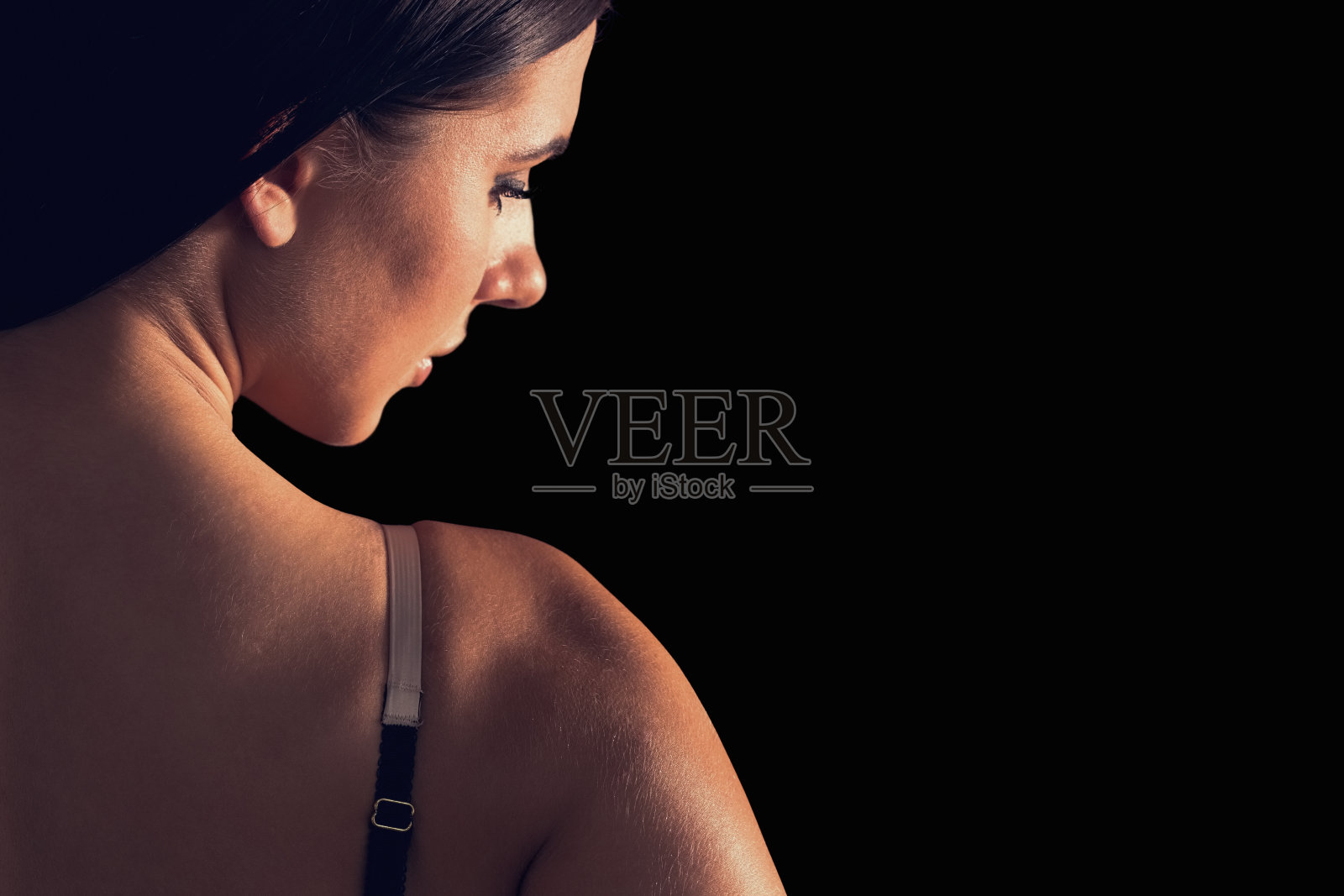 后视图美丽的年轻女子穿着内衣照片摄影图片