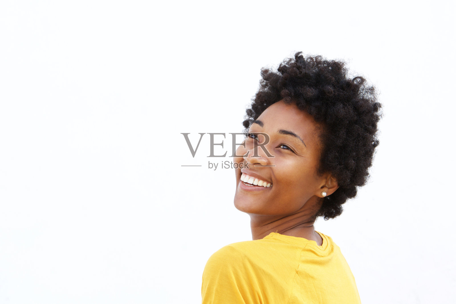 微笑的年轻黑人妇女看向别处照片摄影图片