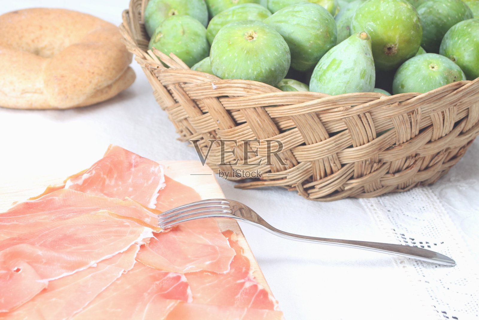 切片意大利火腿和无花果照片摄影图片