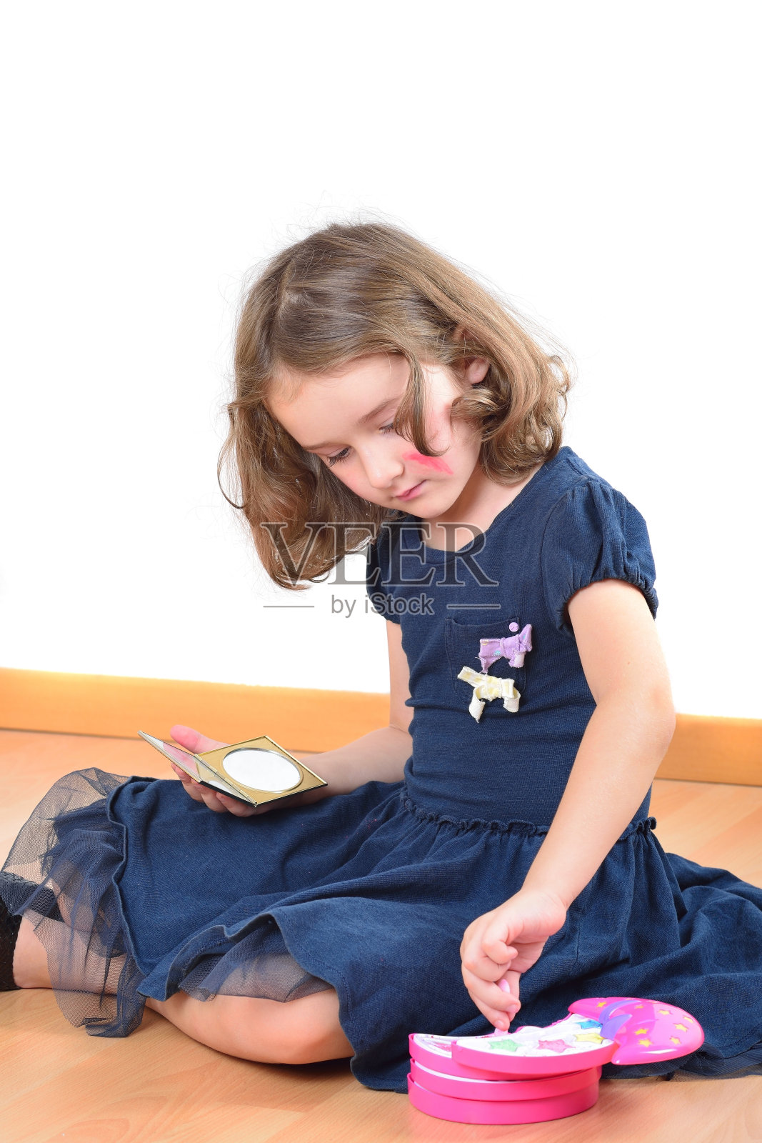 可爱的小女孩摆姿势,同时喘着气照片摄影图片