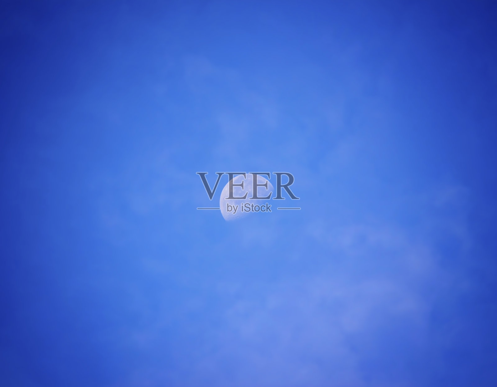 蓝天上的半月照片摄影图片